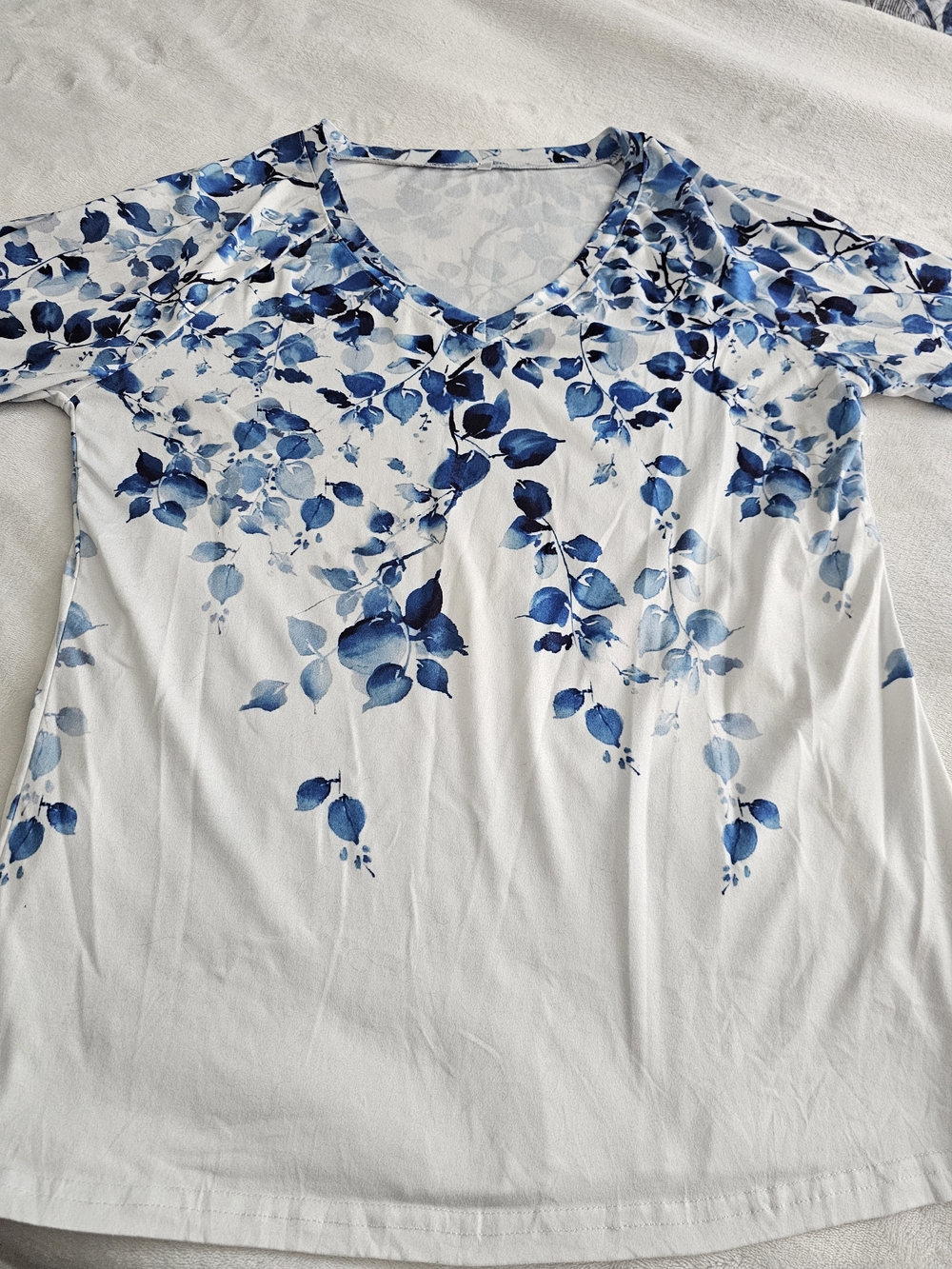Source Unknown White V-Neck Top with Blue Floral Print
